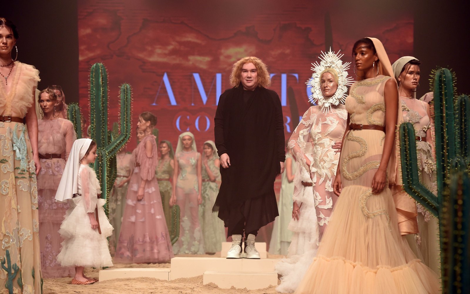 عرض تصاميم فاشن فورورد خلال مهرجان دبي السينمائي الدولي