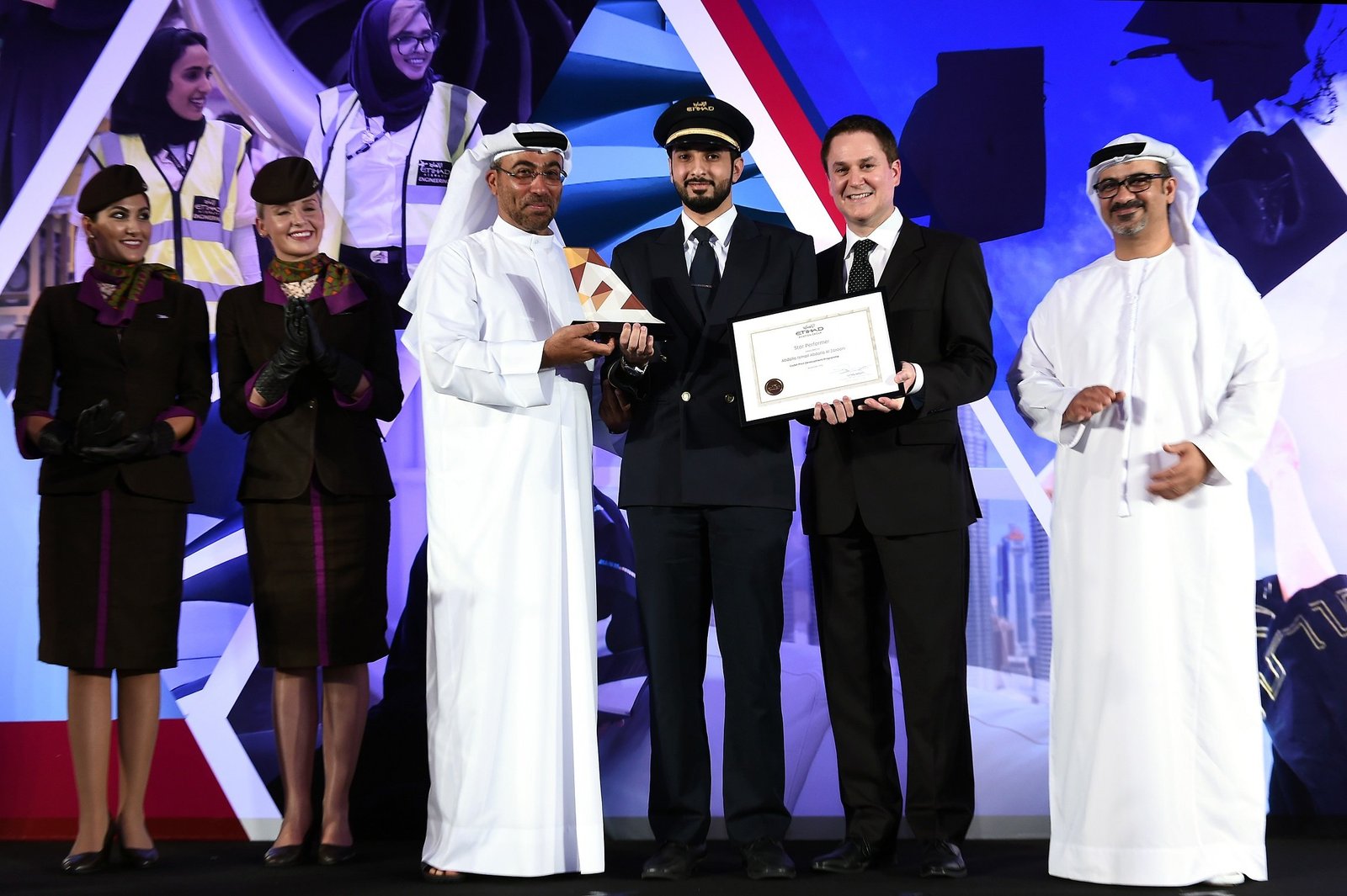 الاتحاد للطيران تحتفل  بالخريجين الجدد