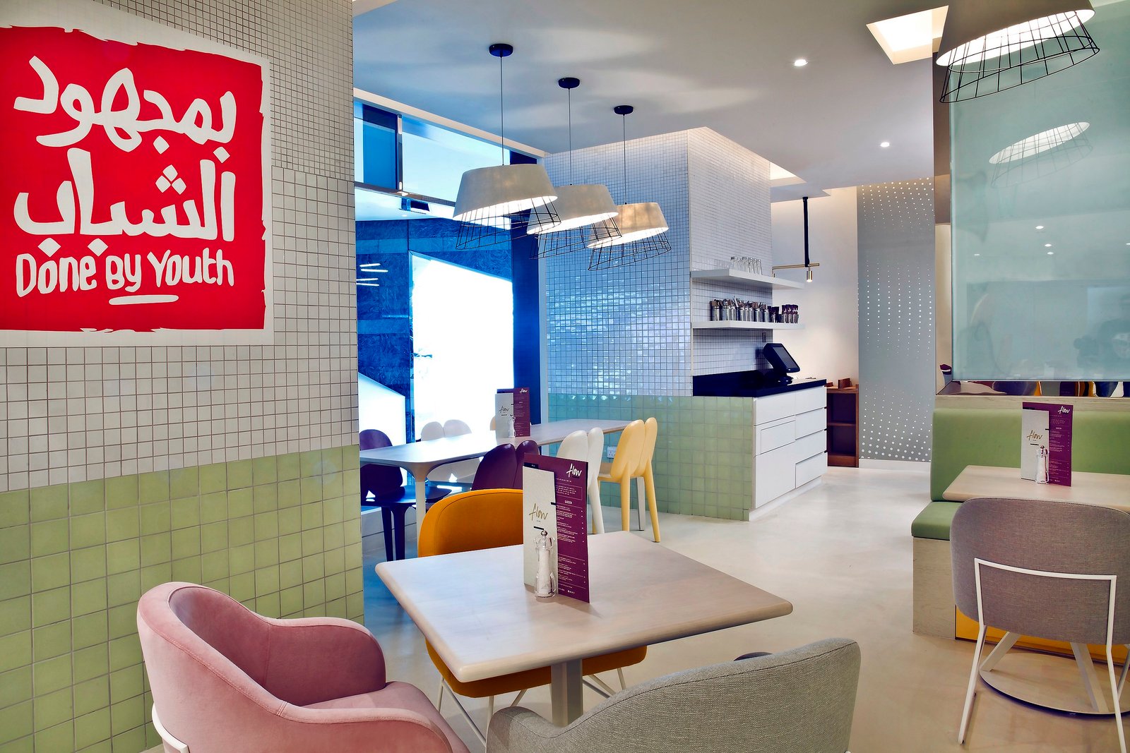 مقهى يديره الشباب ويقدم أطعمة صحية