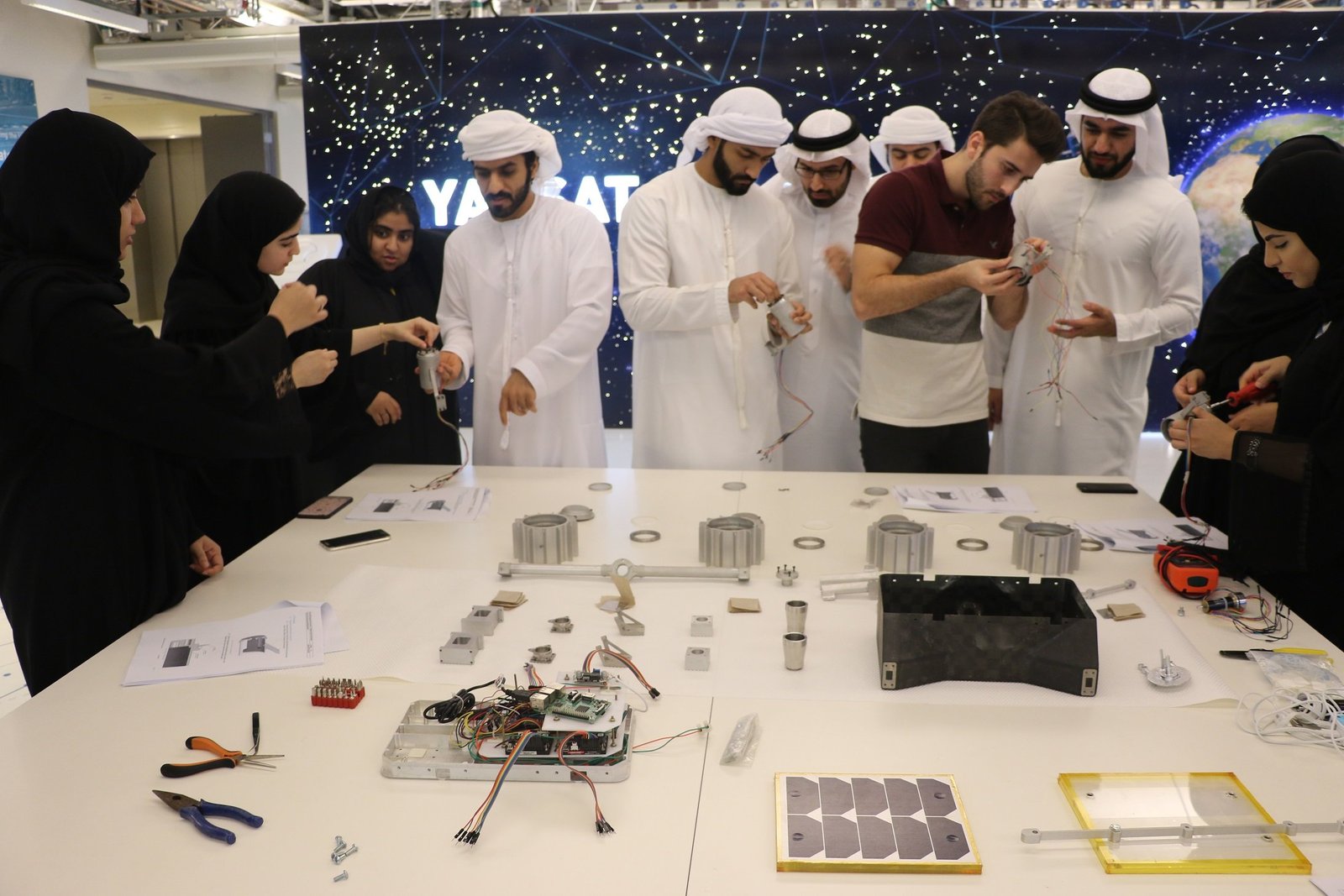 ورشة عمل لبناء عربة قمر في مختبر الياه سات للفضاء