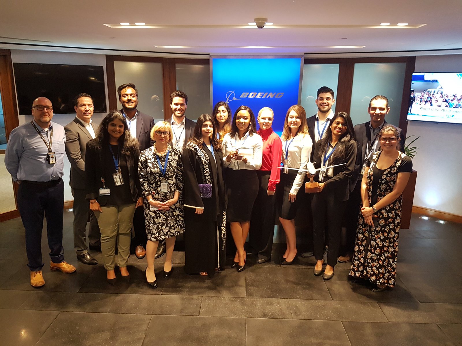 طلبة جامعة الإمارات للطيران يشاركون في برنامج بوينج الإرشادي