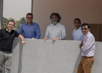 طلبة يبنون منزلا مستدام