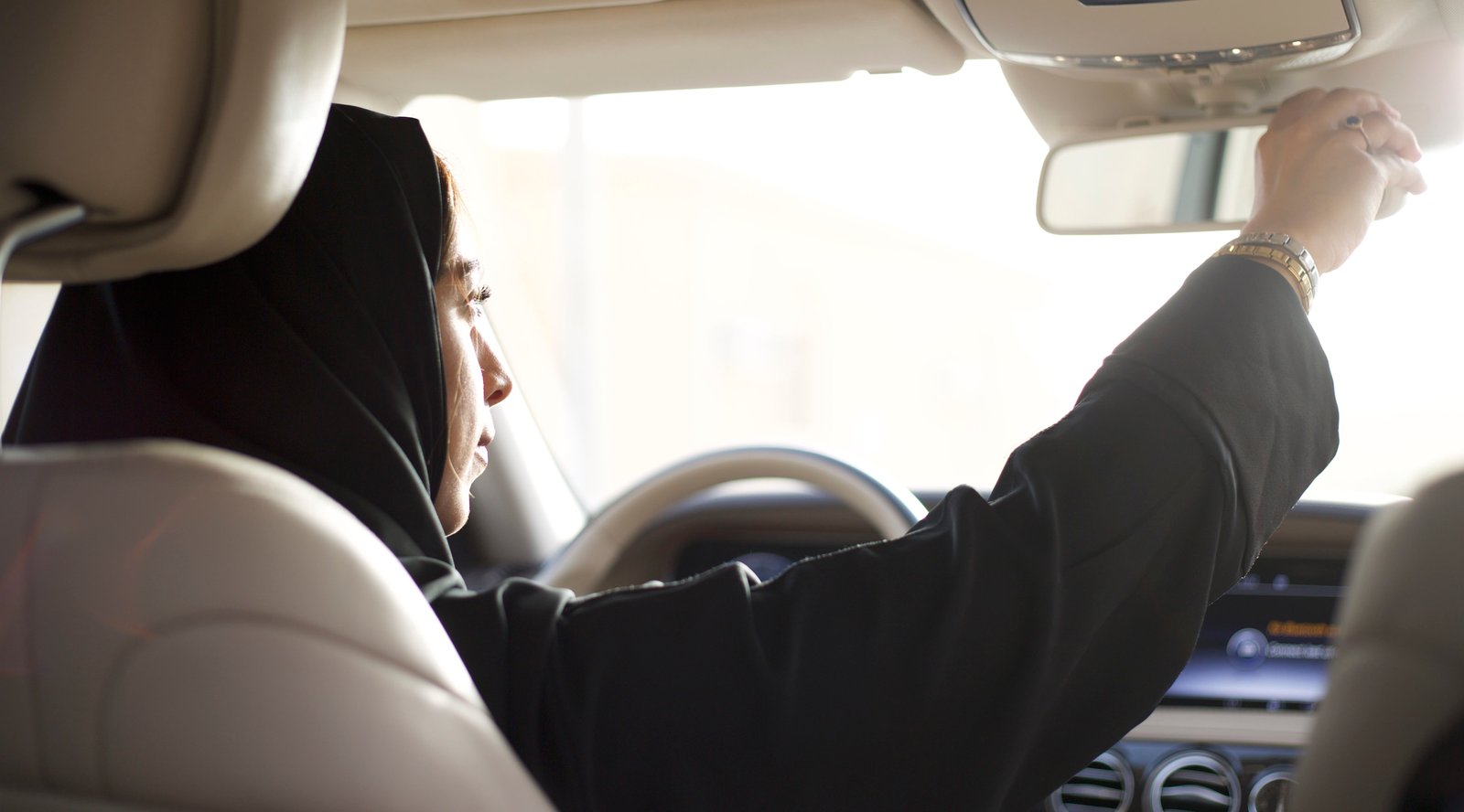 قريباً، المرأة في السعودية سائقة سيارة أجرة