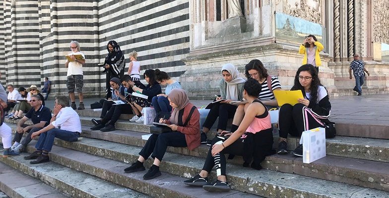 طلبة من الجامعة  الأميريكية في الشارقة و”نظرة عن قرب” على الفنون الايطالية