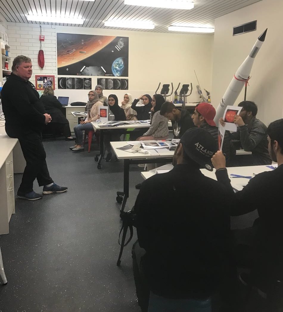 “الإمارات للفضاء” تطلق مخيماً للشباب في استراليا