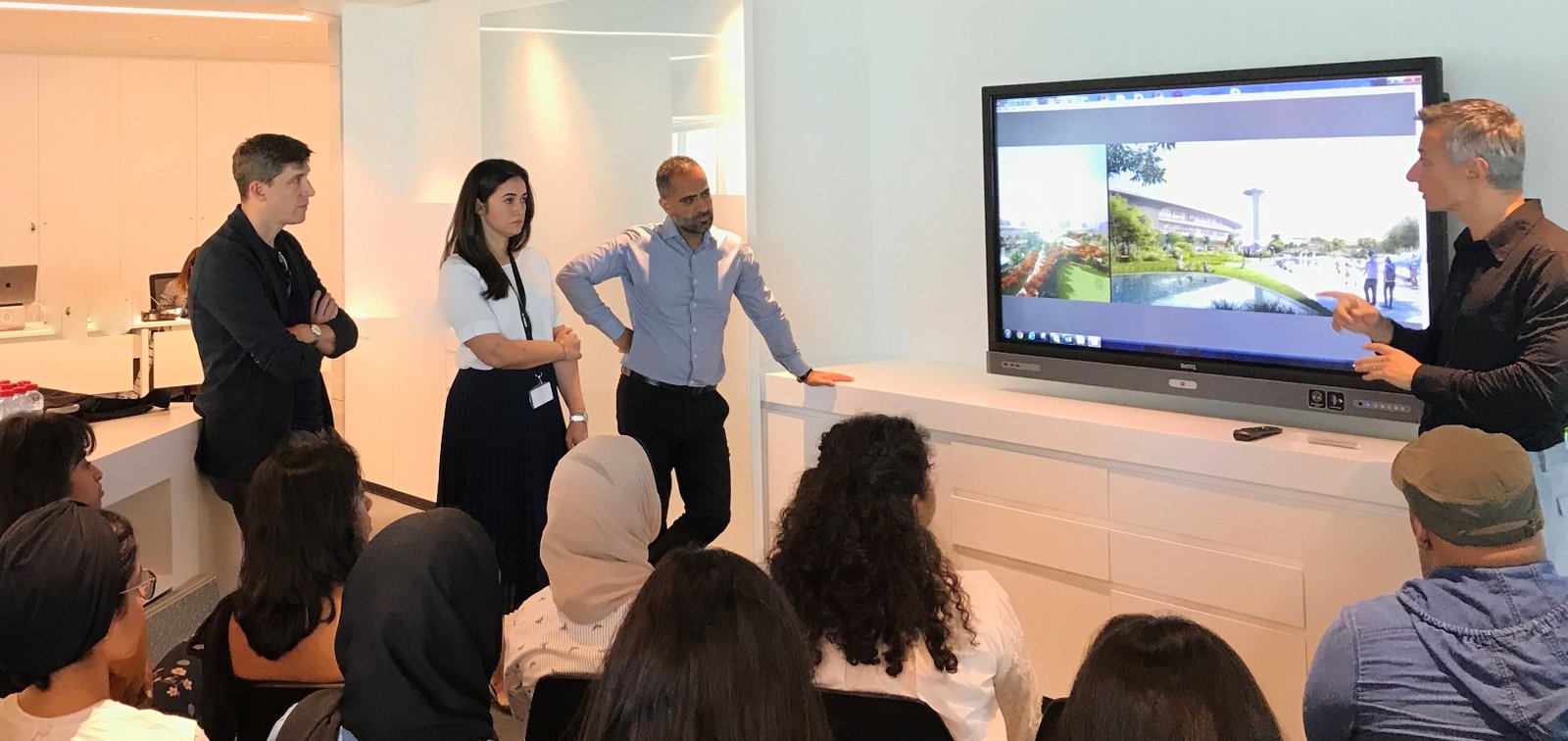 طلاب من الجامعة الأمريكية في الشارقة يشاركون بتصميم جناح الجادة