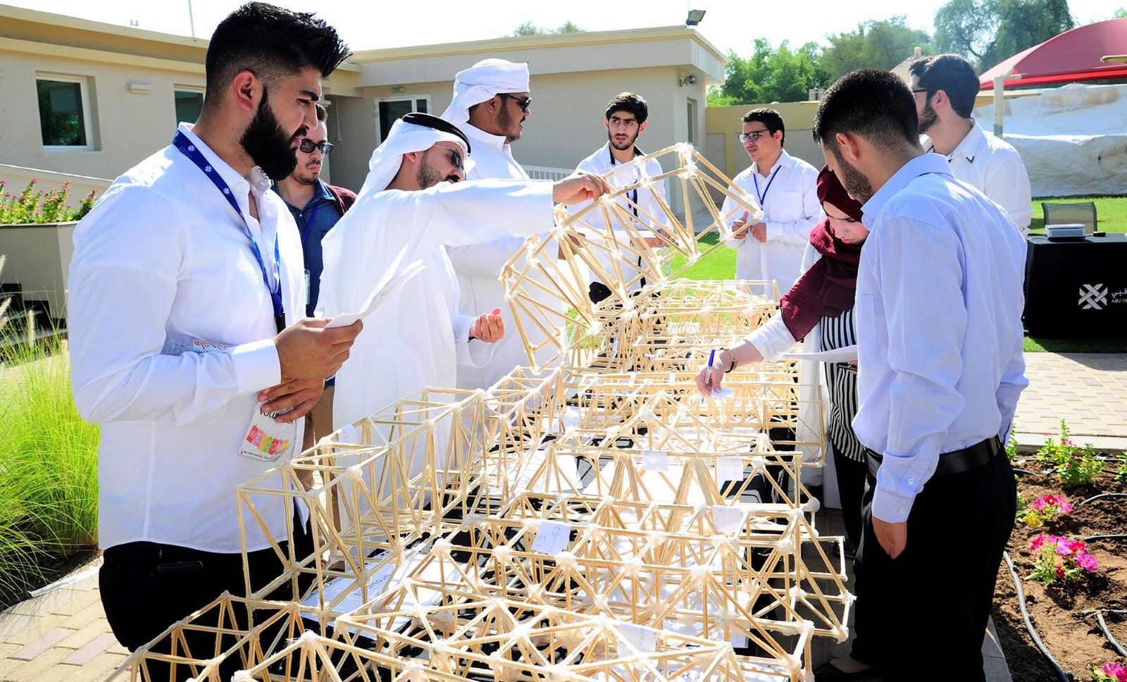 طلاب يفوزون بمسابقة جامعة أبوظبي لبناء الجسور