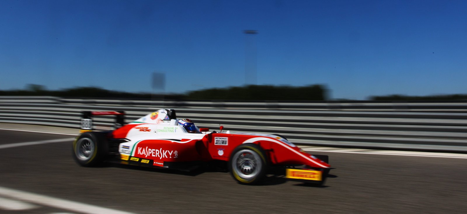 سائقة سباق اماراتية تشارك في سباق “فورمولا إي”في الرياض