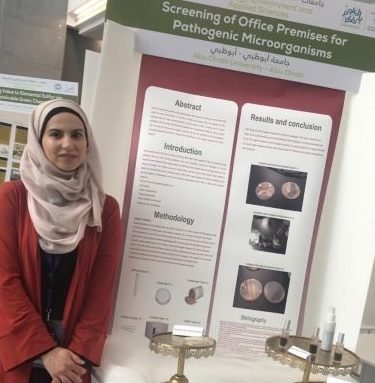 طالبة في جامعة أبوظبي تقدم بحثاً بيئياً ضمن مسابقة “بالعلوم نفكر”