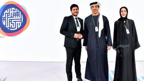 منصور بن زايد يتوج الفائز في مبادرة “حلول شبابية”