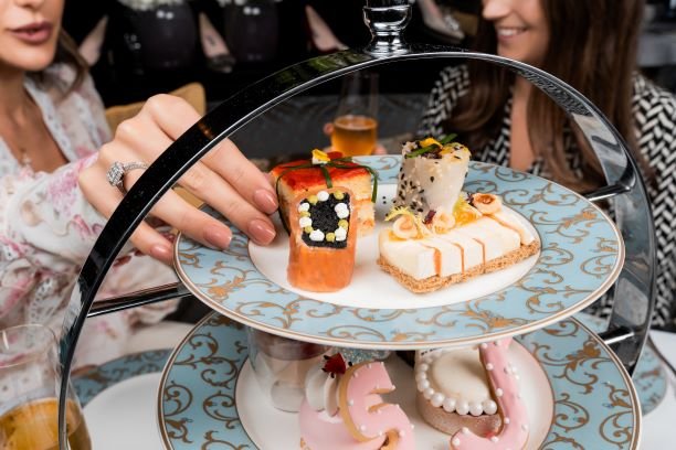 مزيج الموضة وشاي الظهيرة في منتجع فورسيزونز شاطئ جميرا