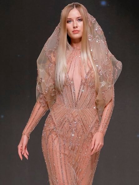 كيف تعكس أزياء ميخائيل شمعون جاذبية المرأة؟