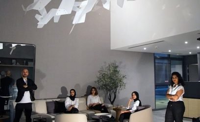 طلبة يرسمون على الجدران الشار