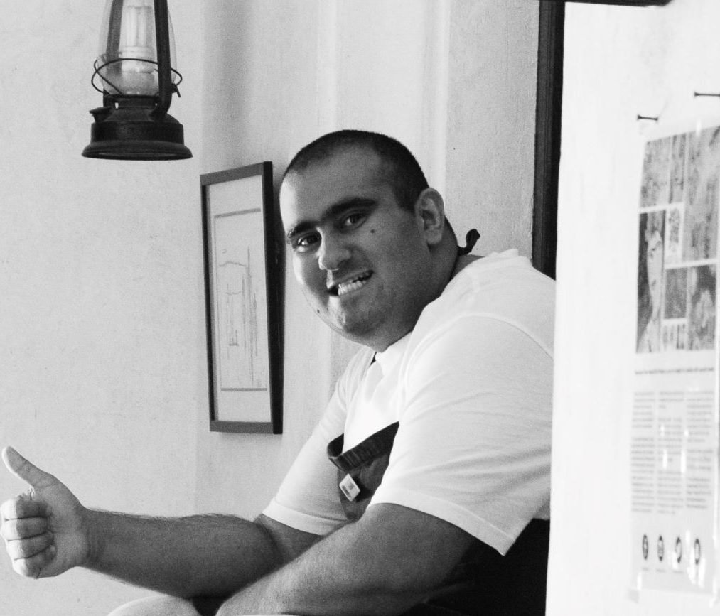 شاب اماراتي من أصحاب الهمم يصمم غلاف مجلة لطيران الامارات