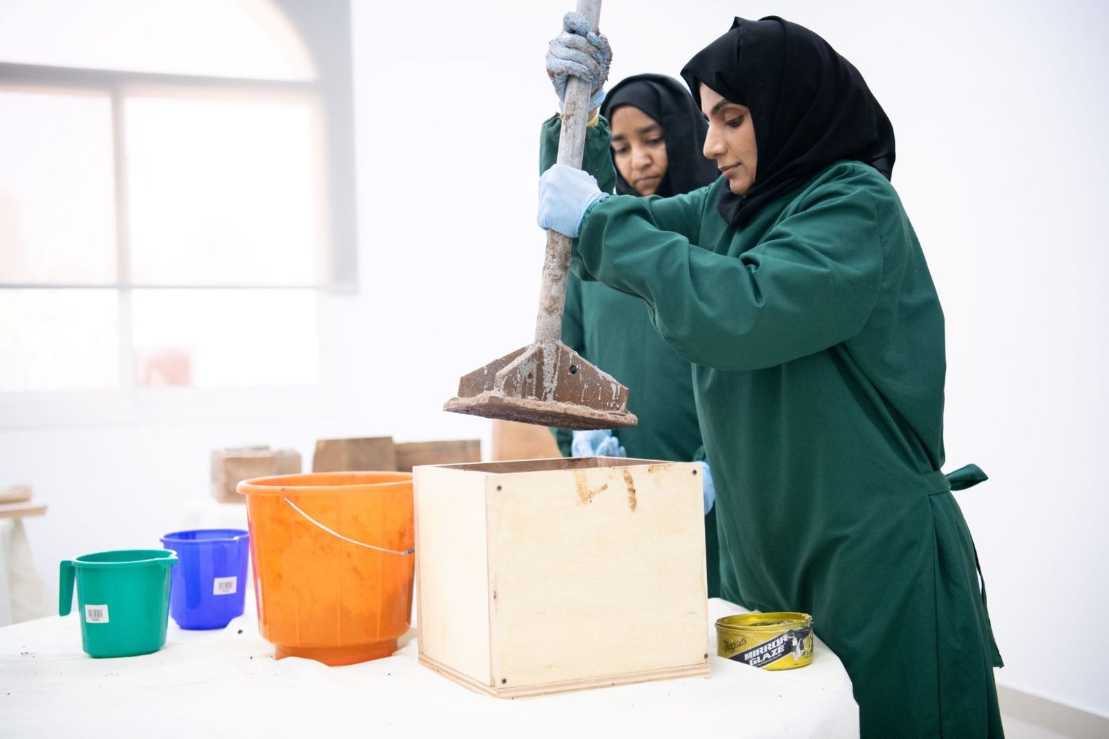 “إرثي” يجمع شابات إماراتيات وفنانين محترفين لإنتاج أعمال فنيّة مبتكرة