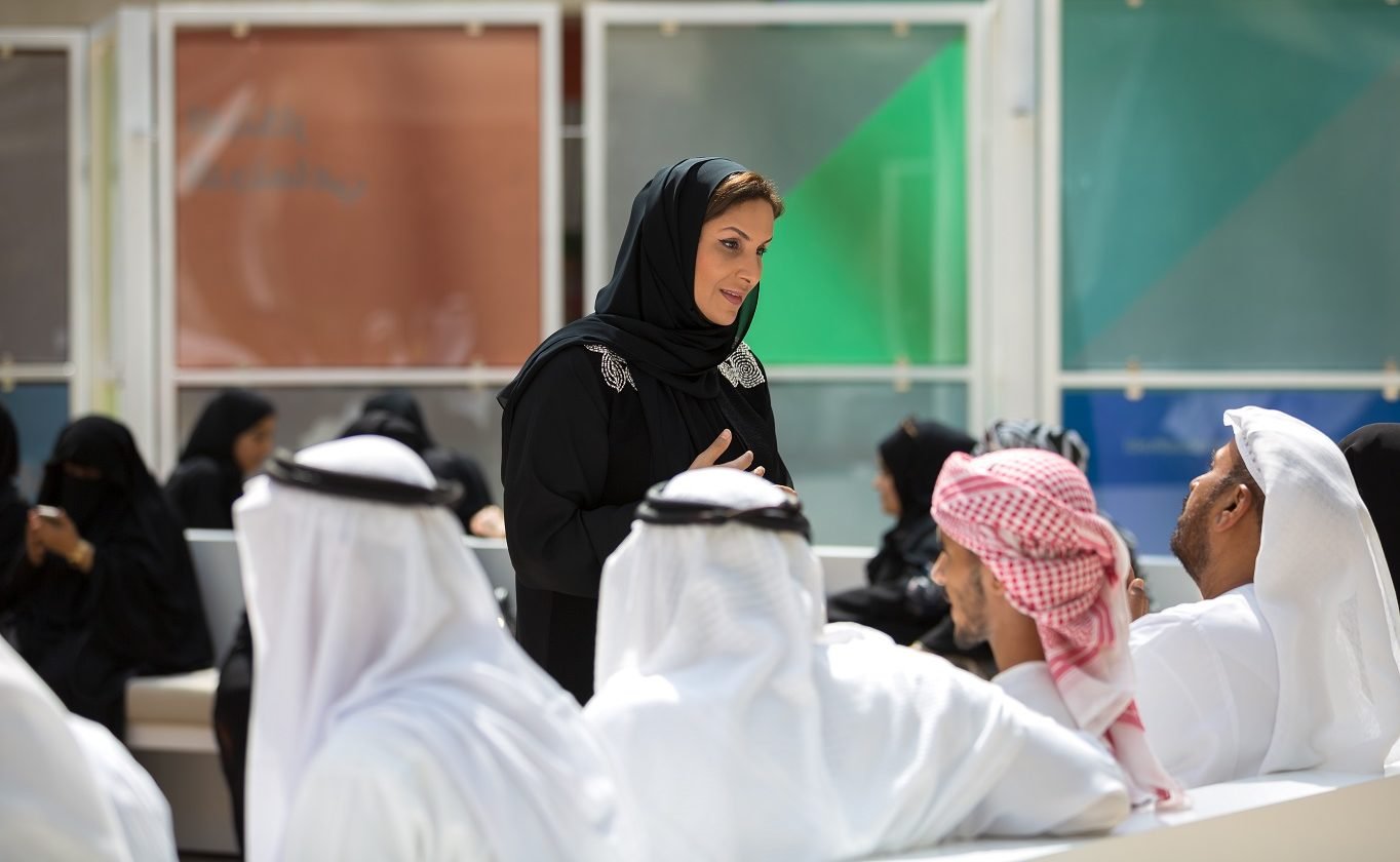 مبادرة في أبوظبي تجمع الشباب وكبار السن لمشاركة الخبرات والنشاطات