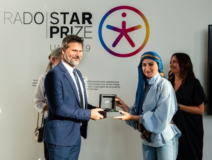فنانة لبنانية شابة تفوز بجائزة نجم رادو للتصميم