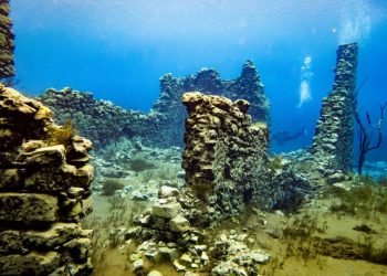 بقايا مبنى أثري في قاع الخليج العربي