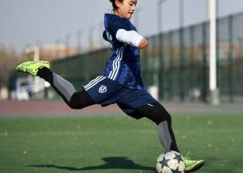 طالبة جامعية صينية تؤسس فريقا لكرة القدم