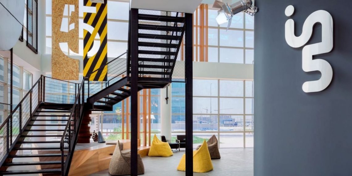 تصنيع أقنعة وجهة في حاضنةin5