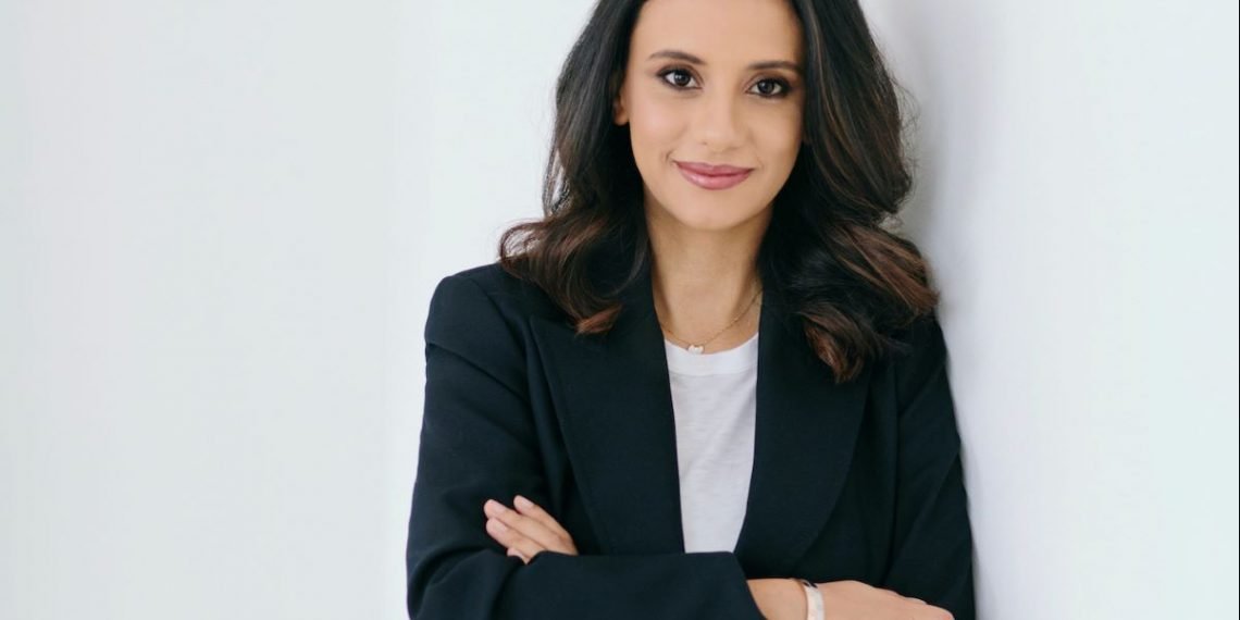 سارة الشماع تبيع صناديق الطعام المدرسي