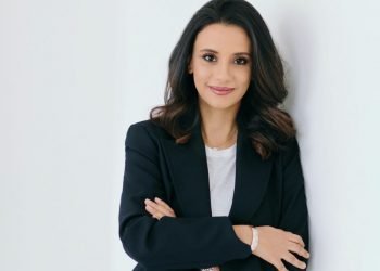 سارة الشماع تبيع صناديق الطعام المدرسي