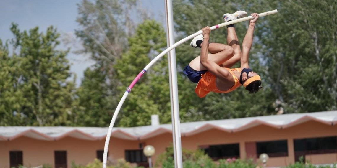 الفائز بالمركز الأول بمسابقة القفز بالزانة