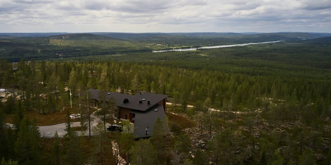 فندق خشبي فخم وسط السهوب