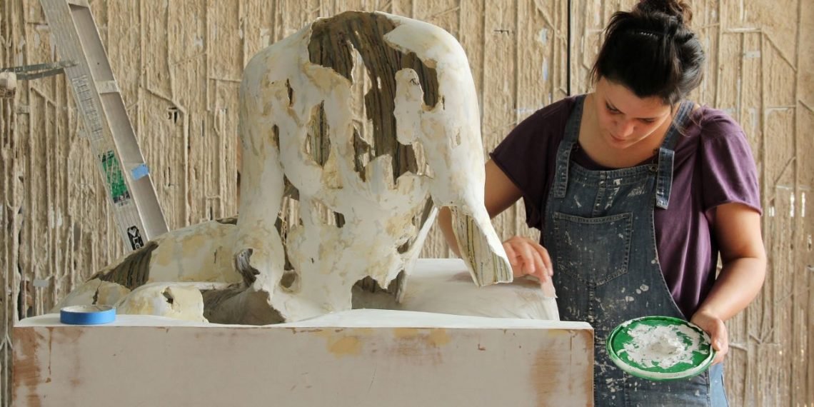 الفنانة ديانا الحديد في مرسمها