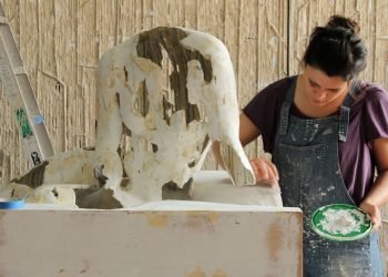 الفنانة ديانا الحديد في مرسمها