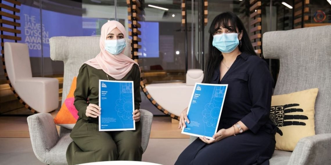 الطالبتان الفائزتان بالجائزة