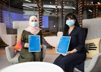 الطالبتان الفائزتان بالجائزة