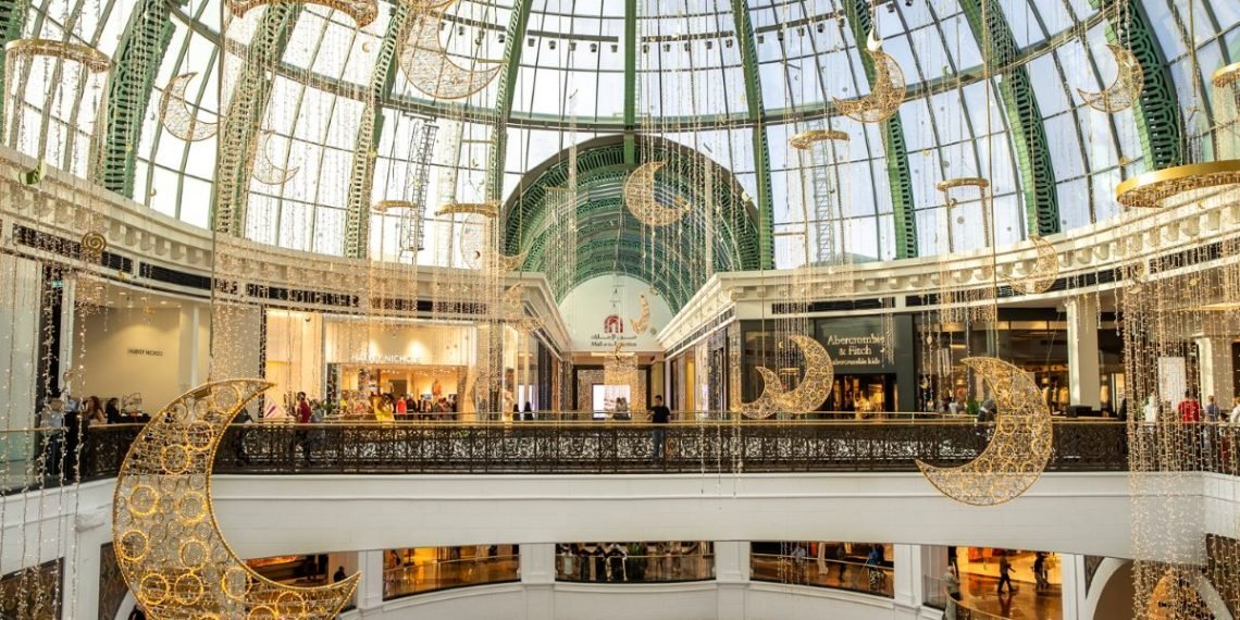 قبة زينتها الفنانة زينب الهاشمي