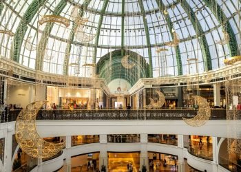 قبة زينتها الفنانة زينب الهاشمي