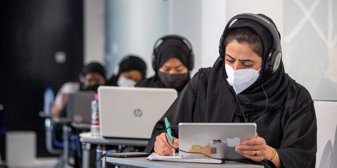 كلية دبي للسياحة