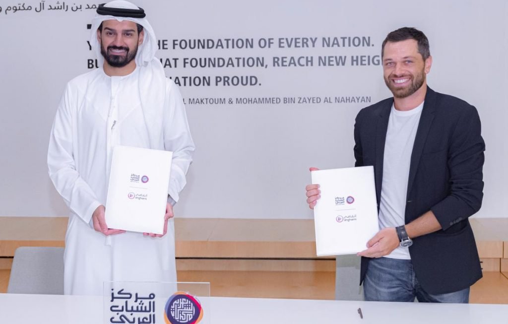 خلال توقيع العقد بين مركز الشباب العربي وأنغامي