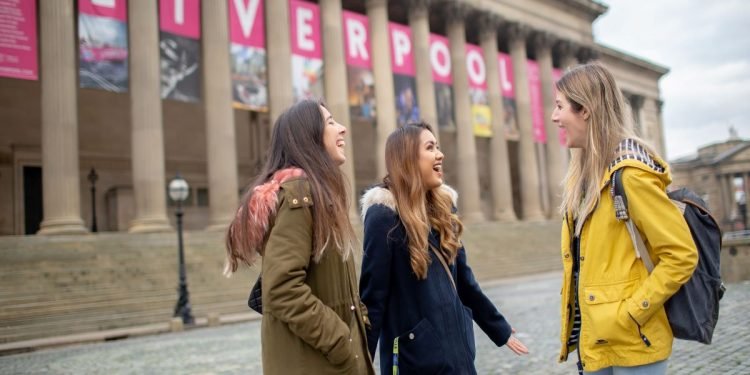 احصل على البكالوريوس من جامعة ليفربول جون مورس