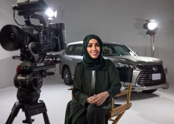 المخرجة الاماراتية نهلة الفهد بطلة فيديو مع لكزس