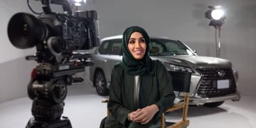 المخرجة الاماراتية نهلة الفهد بطلة فيديو مع لكزس