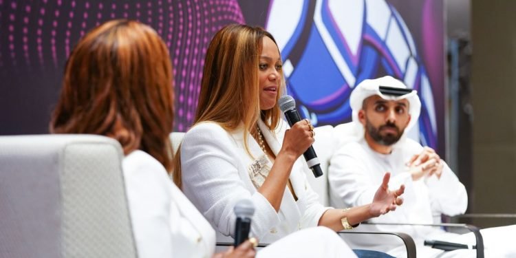 تايرا بانكس متحدثة في أبوظبي