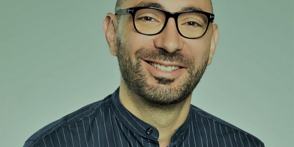 حصل تطبيق "تابي" في مجال المدفوعات والتسوق، على تسهيل ائتماني بقيمة 150 مليون دولار ،من شركتيAtalaya Capital Management وPartners for Growth (PFG). 275 مليون دولار تمويل تعد هذه الصفقة الأولى من نوعها لشركة Atalaya في منطقة الشرق الأوسط وشمال أفريقيا، وقد زادت شركة Partners for Growth (PFG) التي تقع في منطقة خليج سان فرانسيسكو من التزامها الأولي البالغ 50 مليون دولار تحت التسهيل الجديد.وسبق هذا التسهيل جولة تمويلية من الفئة «B» التي أنهتها تابي مؤخرًا، حيث وصل إجمالي التمويل التي حصدته الشركة حتى الآن إلى 275 مليون دولار. تابي شريك مدفوعات لعلامات مرموقة يعزز هذا الاستثمار الميزانية العمومية لشركة تابي ويدعم النمو المستدام للمعاملات وطرح منتجات جديدة ضمن التطبيق. وفي الأشهر القليلة الماضية اختارت العديد من العلامات التجارية الكبرى تابي كشريك مدفوعات لها وتتضمن هذه الشركات كل من إتش آند إم وباث آند بودي ووركس ونايكي وسواروفسكي وغيرها. سوف تواصل تابي تزويد مستخدمي الشرق الأوسط بخيارات الائتمان وذلك دون أي فوائد أو تكاليف إضافية. فوائد بطاقة تابي وقد أعلنت الشركة عن إطلاق بطاقة تابي، وهو حل يعتمد بشكل مباشر على الاستفادة من عمليات الشراء المباشر التي تحدث داخل المحال التجارية والتي تصل نسبتها إلى 90% من إجمالي عمليات الشراء في المنطقة. نمو الايرادات 10 أضعاف شهدت تابي معدلات نمو بنسبة 10 أضعاف في الإيرادات، و8 أضعاف في نسبة العملاء النشطين و3 أضعاف في عدد شركاء التجزئة النشطين في النصف الأول من عام 2022، مقارنة بالفترة نفسها من العام الماضي. يواصل فريق تابي العمل باستراتيجيات اقتصادية متفوقة وخاضعة للرقابة في سوق تعد فيه خيارات الائتمان محدودة. لا تمويل جديد وقال حسام عرب، الشريك المؤسس والرئيس التنفيذي لشركة تابي: "مع اقترابنا من تحقيق الربحية، لم يعد هنالك حاجة للبحث عن تمويل جديد لزيادة رأس المال في ظل ظروف السوق الحالية".