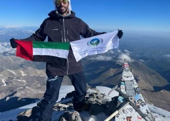 الشاب الاماراتي عبدالله المحريبي على قمة جبل البروس