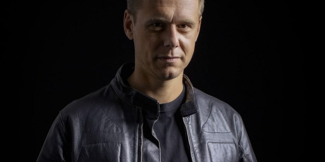 النجم آرمين فان بورين في دبي