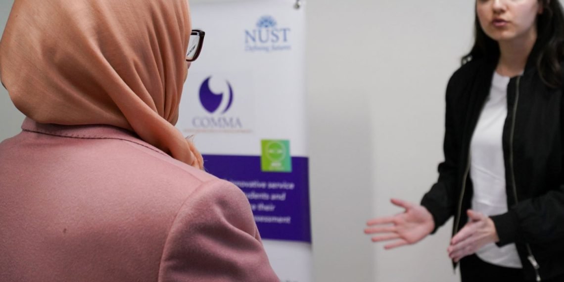 الشيخة جواهر القاسمي خلال زيارة جامعة الوطنية للعلوم والتكنولوجيا