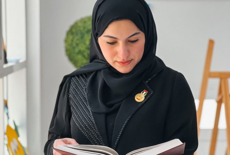 الكاتبة الاماراتية خلود الحفيتي