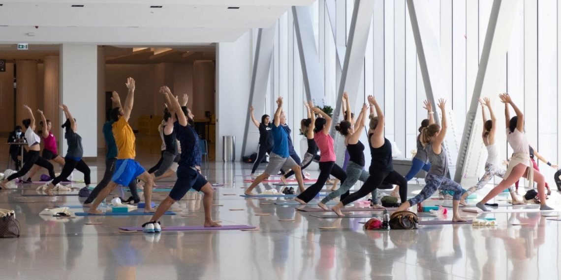 تمارين يوغا للبالغين