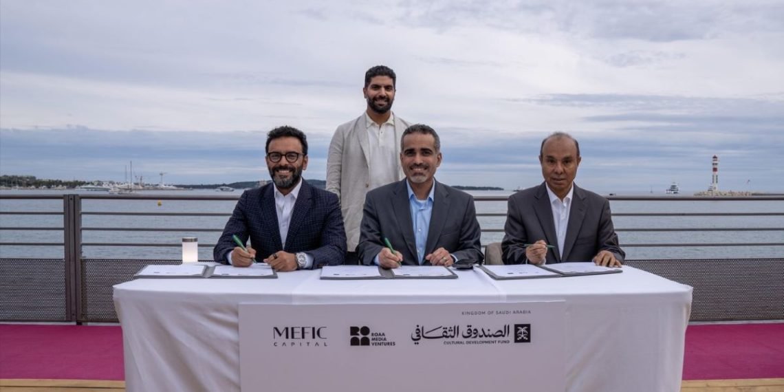 توقيع الاتفاقية في مهرجان كان