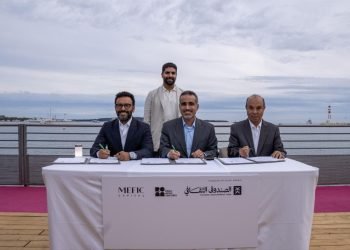 توقيع الاتفاقية في مهرجان كان