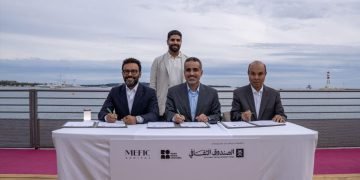 توقيع الاتفاقية في مهرجان كان