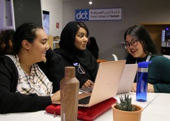 منح دراسية من كلية دبي للسياحة